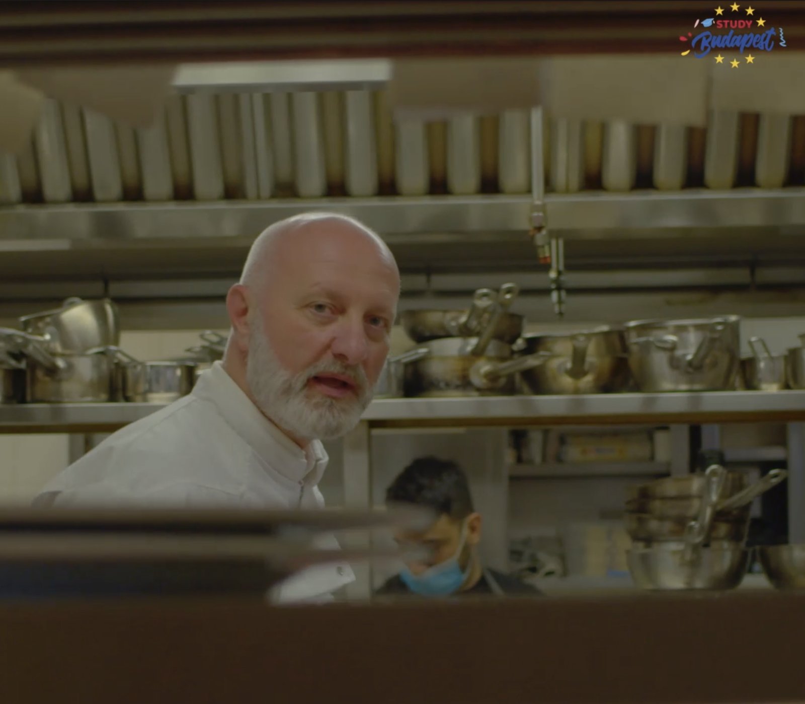 Christophe en cuisine professionnelle avec des stagiaires