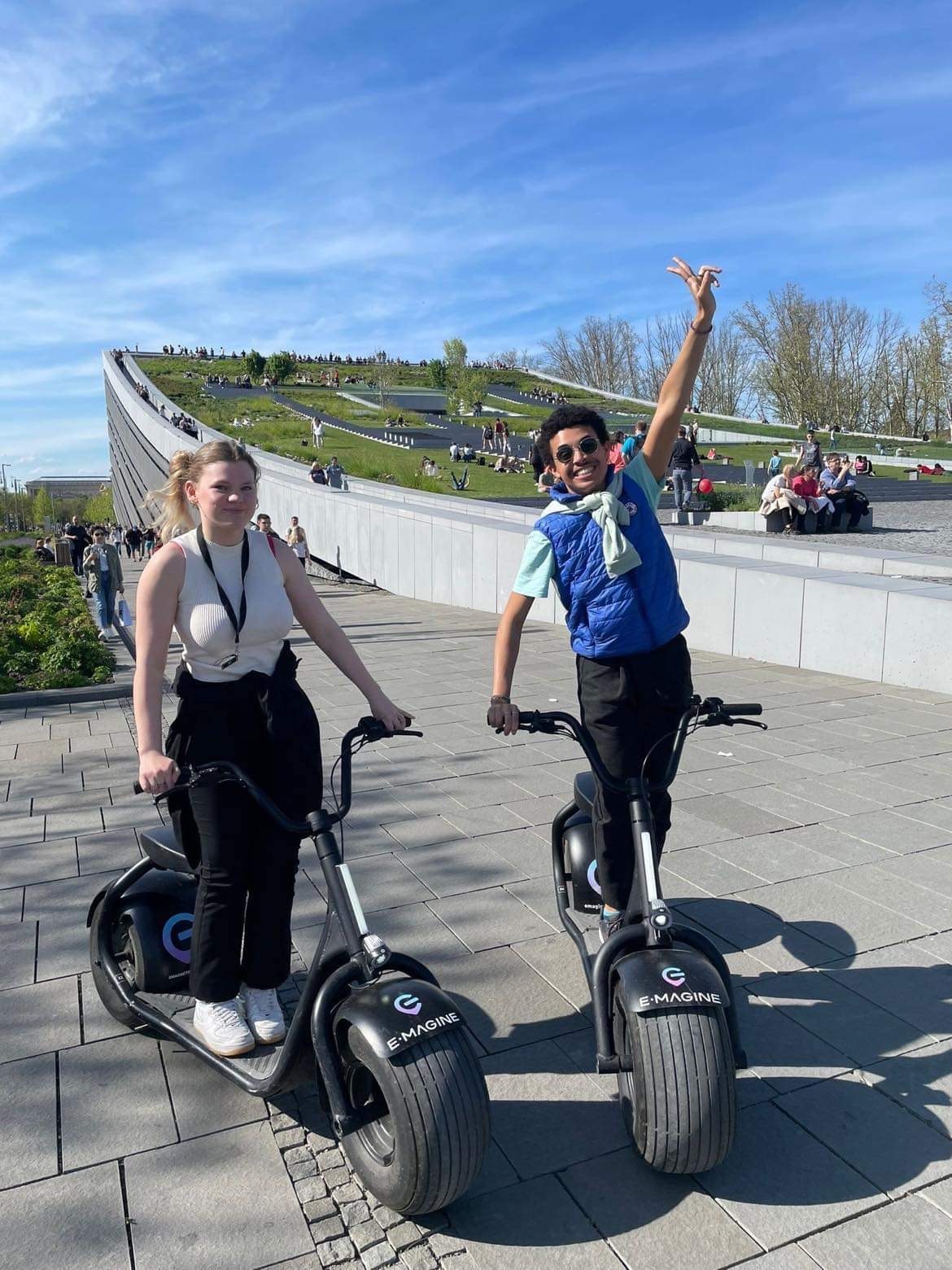 Deux élèves en e-scooter découvrent Budapest pendant leur mobilité