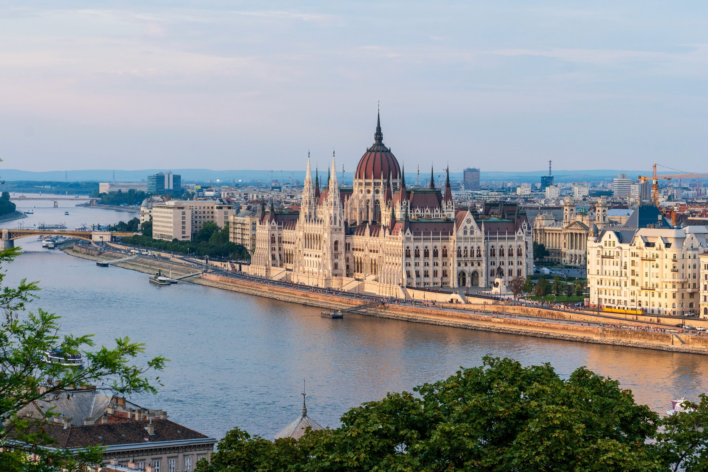 Le Parlement de Budapest au bord du Danube