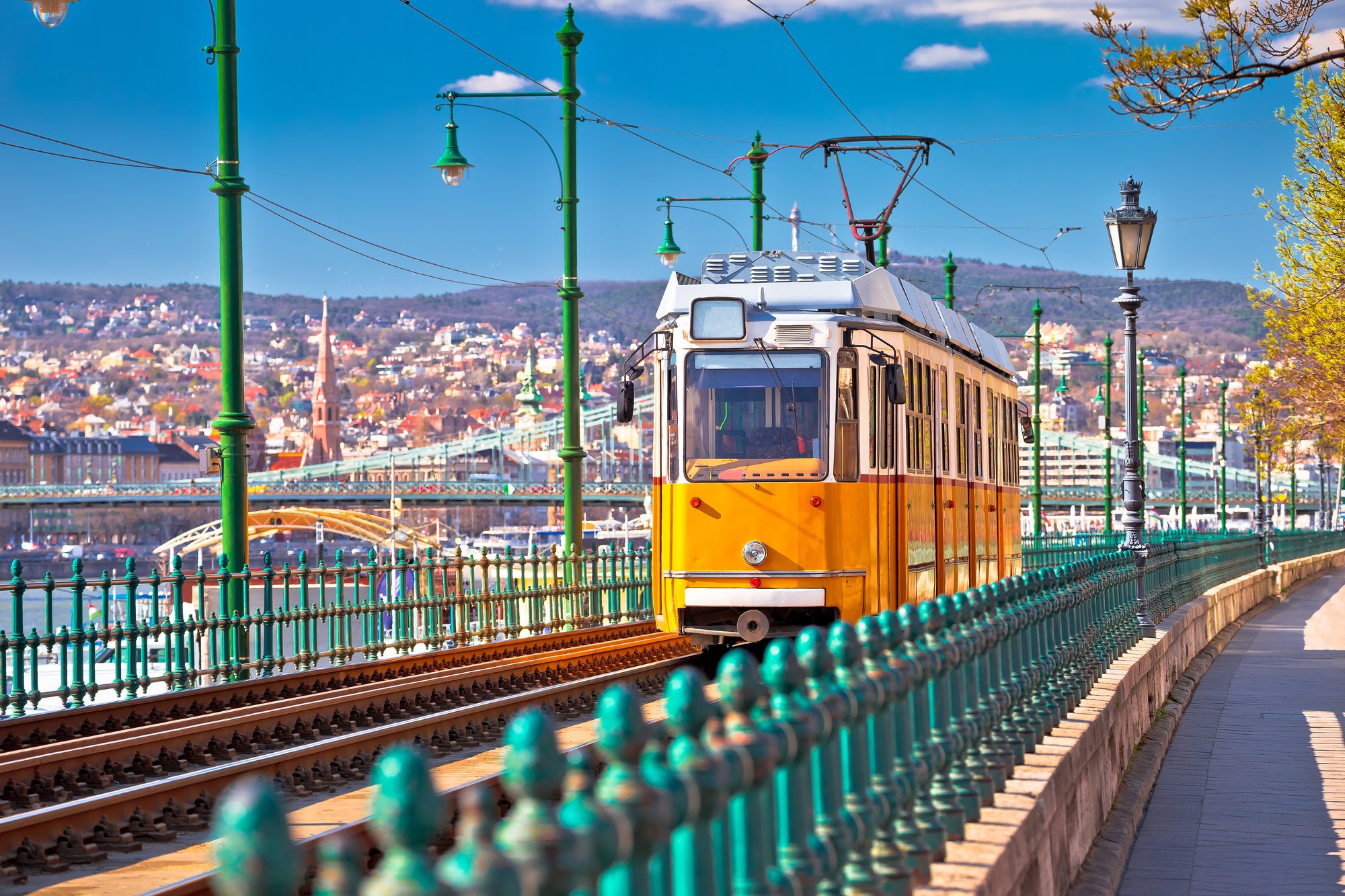Tram jaune historique longeant le Danube à Budapest